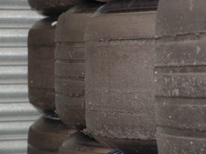 Neumáticos desgastados por su uso excesivo en carretera